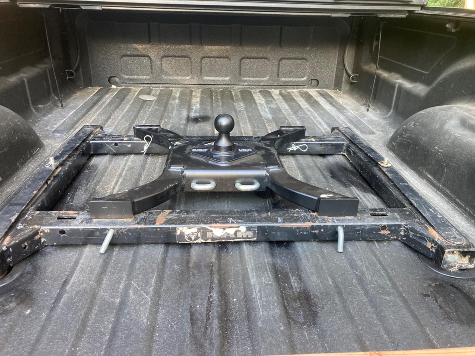 CURT 16085 Spyder 5th Wheel to Gooseneck Adapter Hitch, Fits Industry-Standard Rails, 25,000 lbs, 2-5/16-Inch Ball customer photo 2