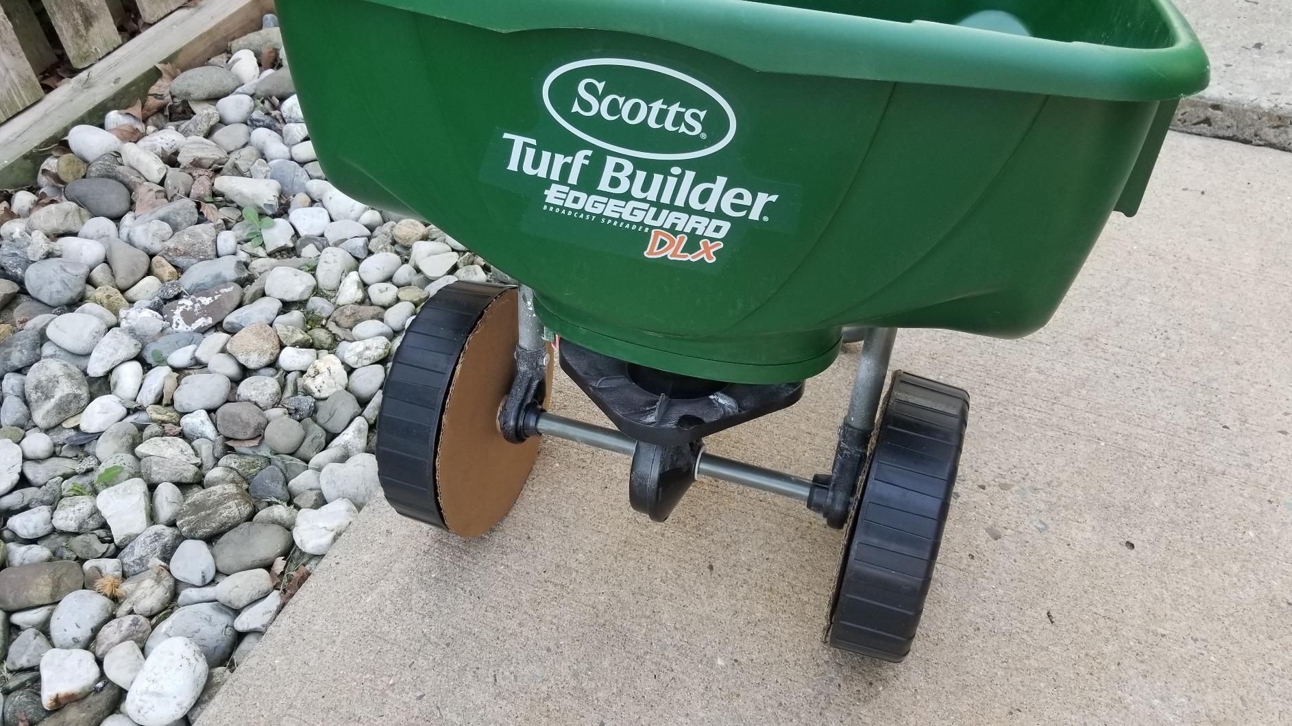 Scotts Turf Builder EdgeGuard DLX Broadcast Spreader for Seed, Fertilizer, Salt, Ice Melt, Holds up to 15,000 sq.ft. Product customer photo 1