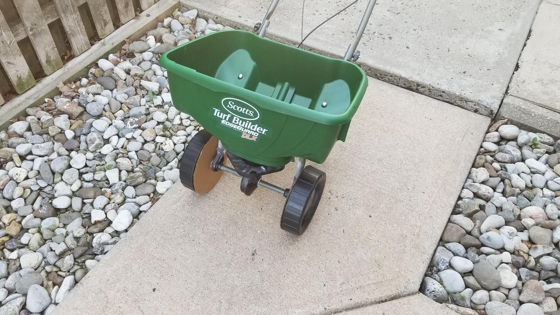 Scotts Turf Builder EdgeGuard DLX Broadcast Spreader for Seed, Fertilizer, Salt, Ice Melt, Holds up to 15,000 sq.ft. Product customer photo 2