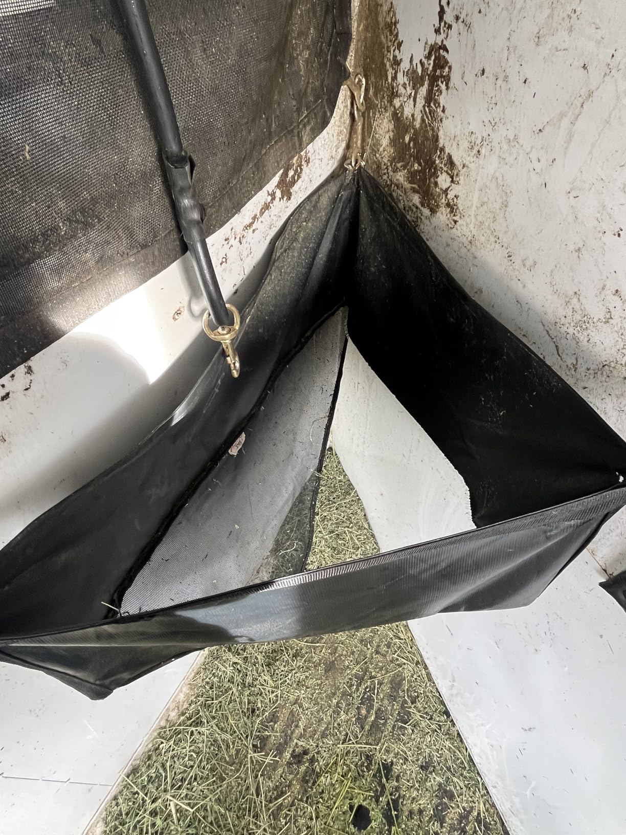 Professionals Choice 33X26X23X11 Equine Trailer Corner Feeder customer photo 2