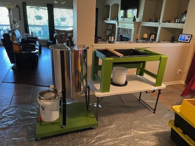 VIVO 4 Frame Manual Honey Extractor, Stainless Steel Honey Processing Equipment with Transparent Lid, BEE-V004B customer photo 1