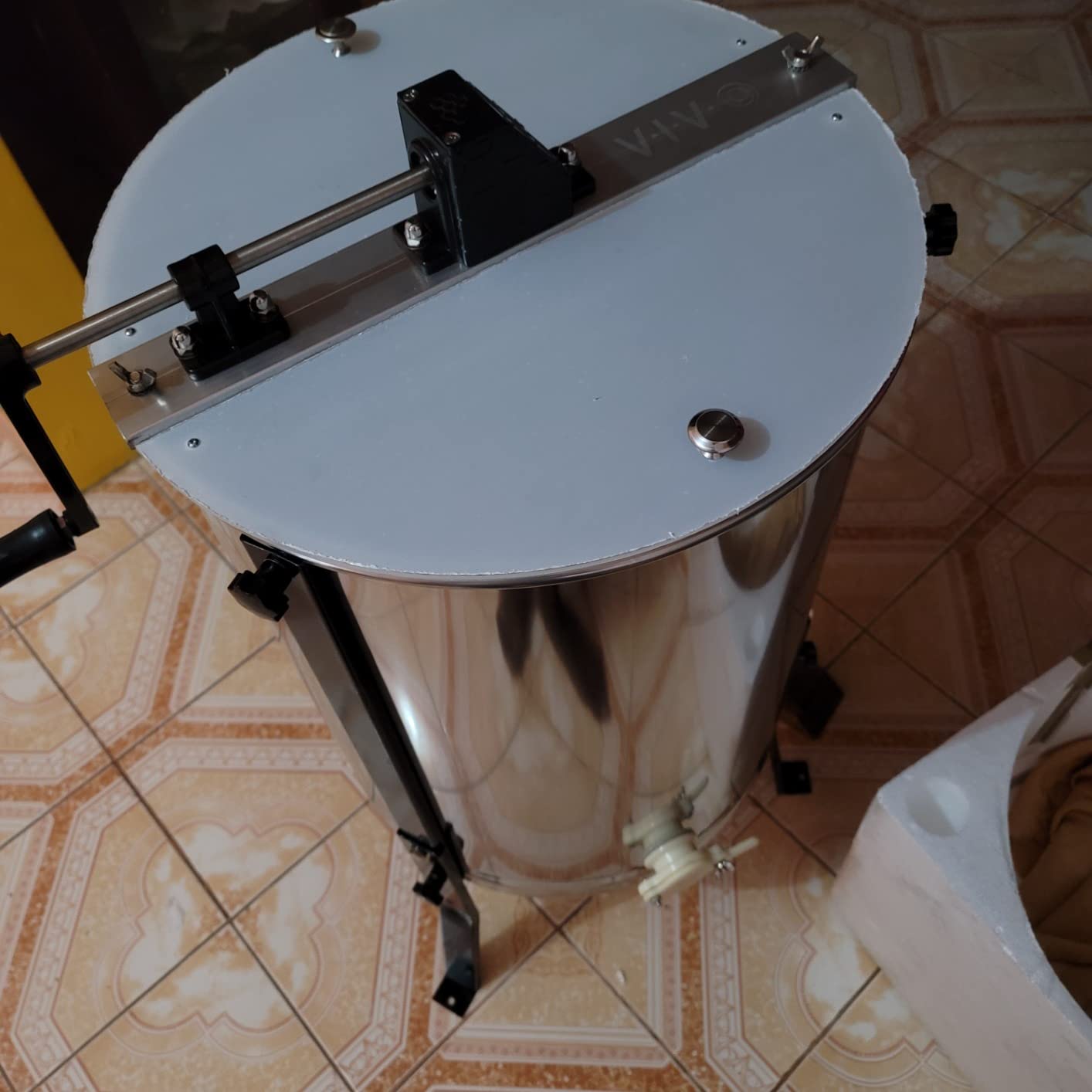 VIVO 4 Frame Manual Honey Extractor, Stainless Steel Honey Processing Equipment with Transparent Lid, BEE-V004B customer photo 2