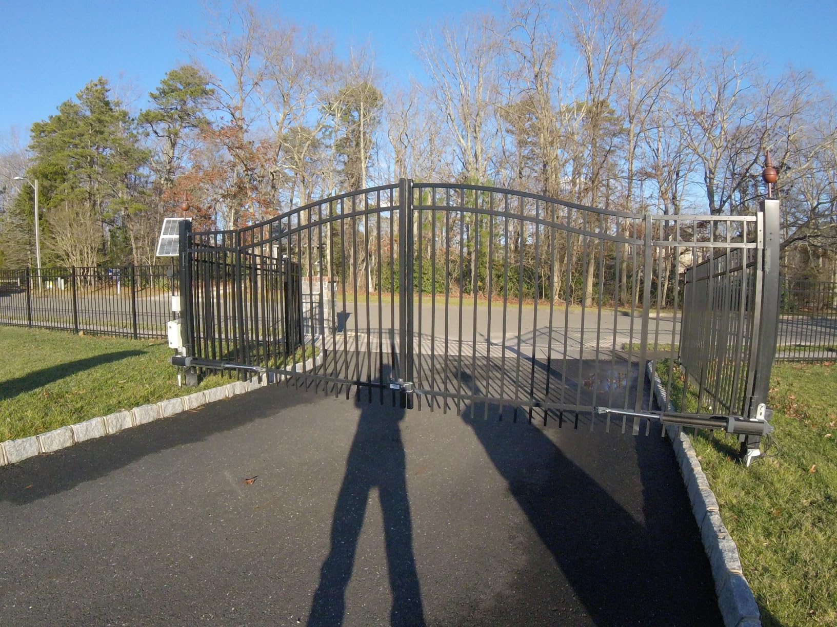 TOPENS AD5S Automatic Gate Opener Kit Medium Duty Solar Dual Gate Operator for Dual Swing Gates Up to 16 Feet or Max 550 Pounds Gate Motor Solar Panel customer photo 1