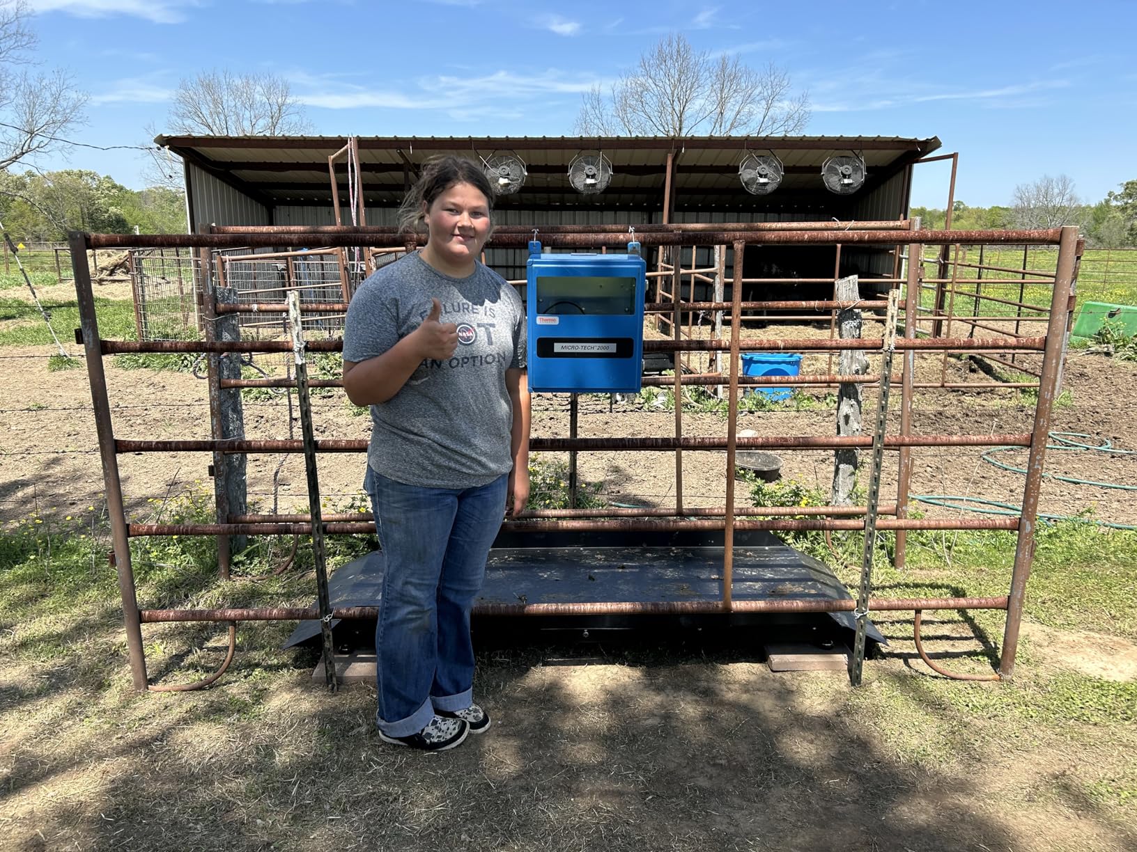 Large Farm Animal Scale/Digital Livestock Weighing Equipment, Capacity 4000 x 1 lb for Cattle, Horse, Goat, Cow, Alpaca, etc. (84x30) customer photo 2