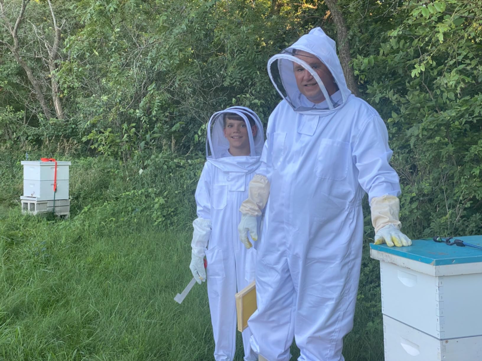 LONGADS Professional Bee Suit for Men and Women, Full Body Beekeeping Suit with Gloves & Protective Round Veil, Size L (Fits 61-65 Inches / 5'1
