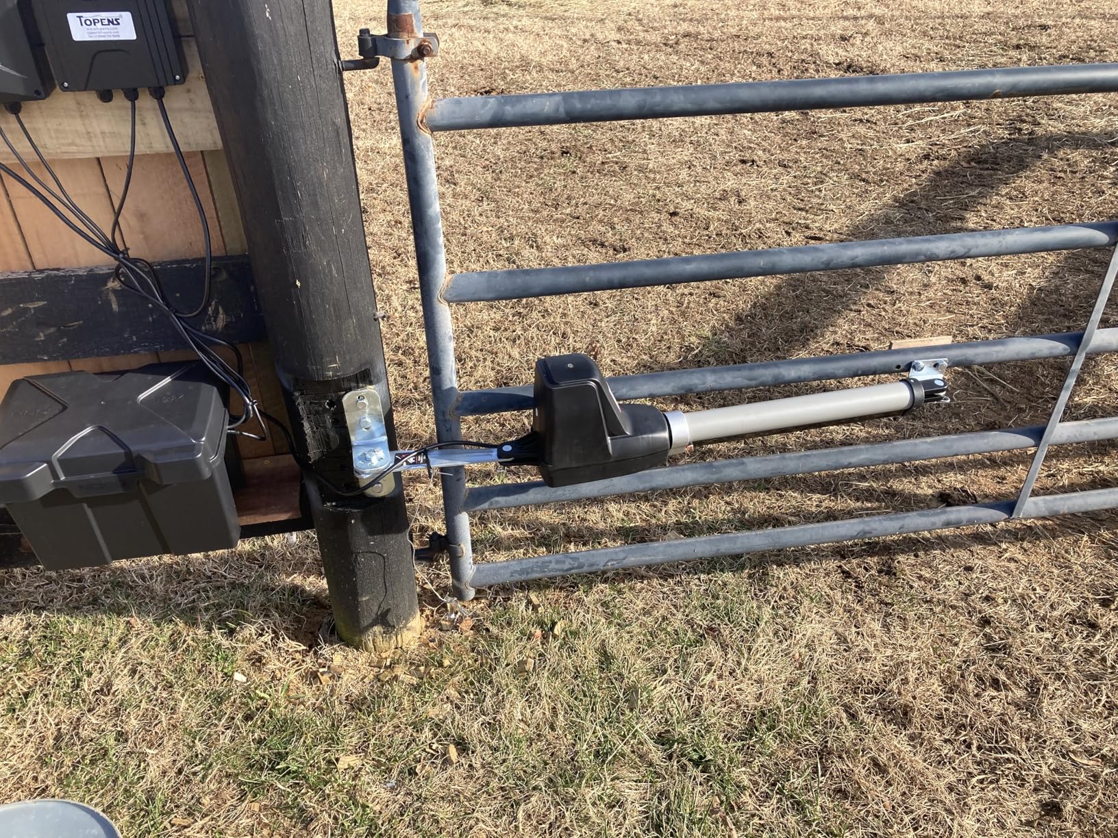 TOPENS AT6131S Solar Single Swing Gate Opener Medium Duty Automatic Gate Motor for Single Swing Gates Up to 18ft, Electric Driveway Gate Operator AC Powered with Solar Panel Remote Control Kit customer photo 2