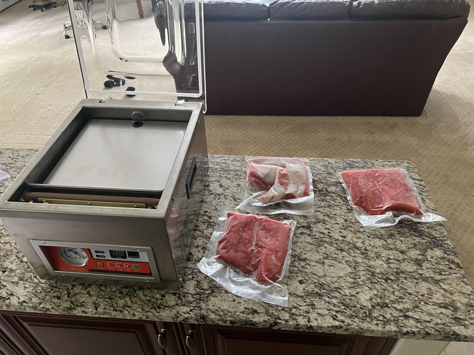 VEVOR Chamber Vacuum Sealer, 260W Sealing Power, Vacuum Packing Machine for Wet Foods, Meats, Marinades and More, Compact Size with 10.2 in Sealing Length, Applied in Home Kitchen and Commercial Use customer photo 1