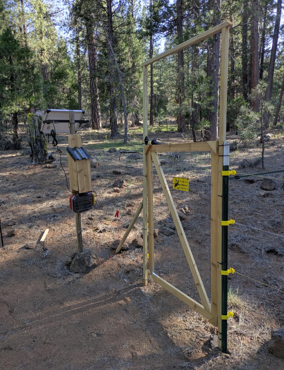 FenceMate Battery Powered Electric Fence Charger Output 0.5J up to 10 Miles | Low Impedance Fence Energizer customer photo 1