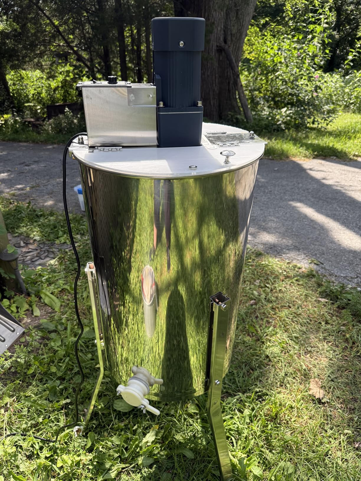 VEVOR Electric Honey Extractor, 4/8 Frame, Stainless Steel, Transparent Lid, Height Adjustable Stand, Honeycomb Drum Spinner, Apiary Centrifuge Equipment customer photo 1