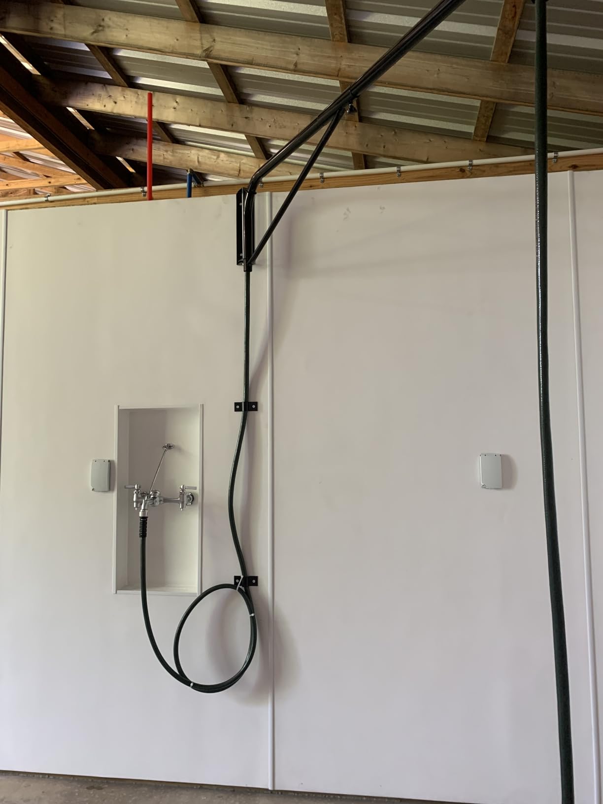 Swinging arm Horse Wash Attachment - Wall-mounted Spray Boom Preventing Tangling and Trampling While Washing Your Horse. Hose Not Included, Fits Standard Garden Hose customer photo 2