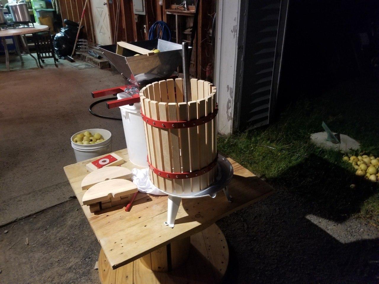 7.9 Gallon Green Fruit and Wine Press, Manual Cider Juice Maker with Solid Beech Wood Basket & Heavy-Duty Stand for Apples, Grapes, Berries customer photo 1