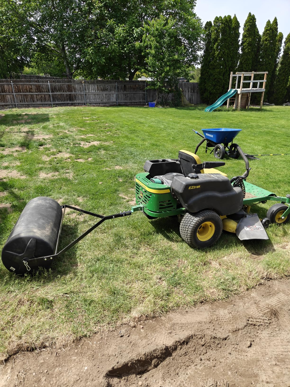 Tow Behind Lawn Roller, 400lbs Sand/Water Filled Yard Roller, LLDPE Drum and Steel Frame Sod Roller with Easy-Turn Plug, Tow Behind a Tractor or ATV for Lawn, Garden, Farm, Park, Black customer photo 2