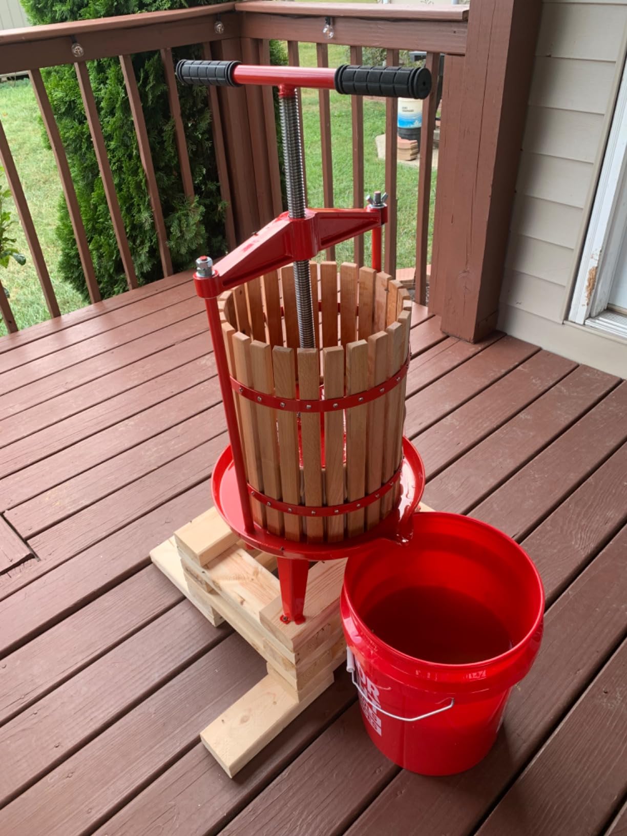 SQUEEZE master Fruit Wine Cider Press - Solid Wood Basket- 4.75 Gallon/18L-T Handle Bar-More Stable-Vintage traditional juicer,Apple Grape Fruit press for Juice Maker-1 free filter bag included(Red) customer photo 1