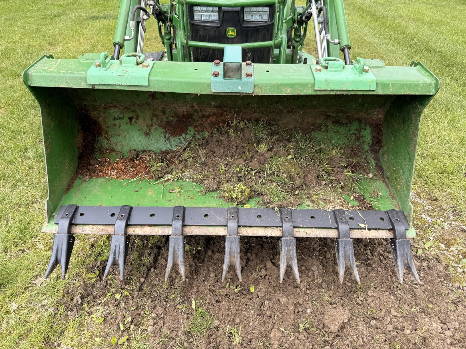 VEVOR Bucket Tooth Bar, 53'', Heavy Duty Tractor Bucket Teeth Bar for Sub-Compact Tractor Loader, 4560 lbs Load-Bearing Capacity, Fits Bucket Cutting Edges Sized 1/2
