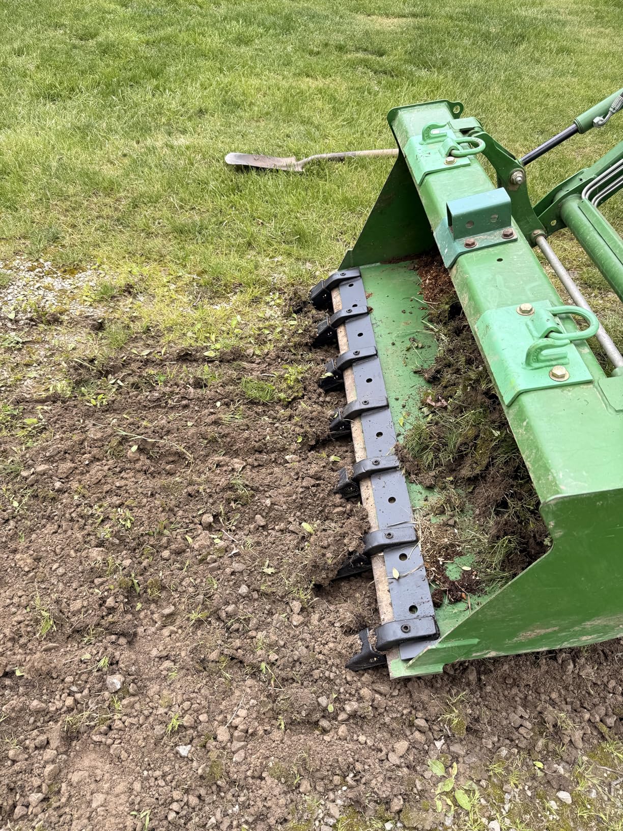 VEVOR Bucket Tooth Bar, 53'', Heavy Duty Tractor Bucket Teeth Bar for Sub-Compact Tractor Loader, 4560 lbs Load-Bearing Capacity, Fits Bucket Cutting Edges Sized 1/2