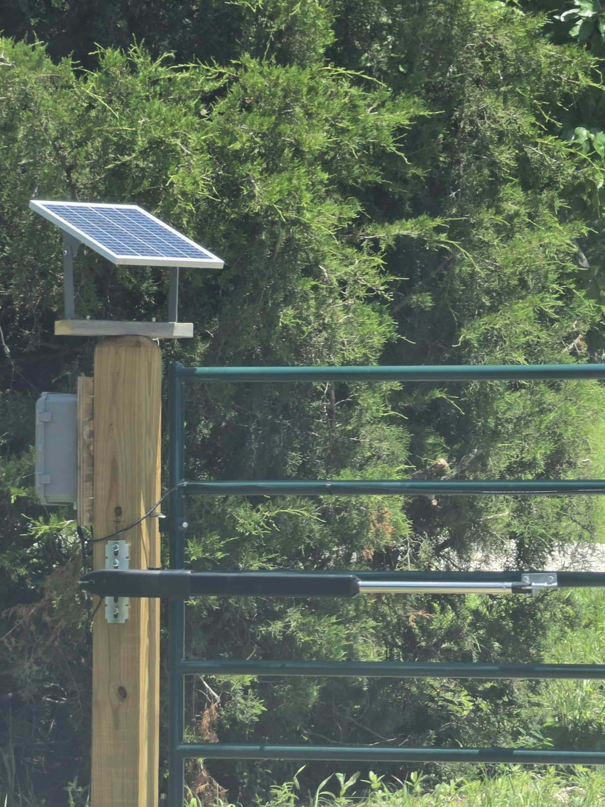 JUJIANG C026 Solar Gate Opener with Batteries & Solar Panel for Single Swing Gates Up to 770lb 16FT Automatic Gate Openers with Remote Complete Kit Medium Duty Automatic Gate Openers Solar Powered customer photo 2