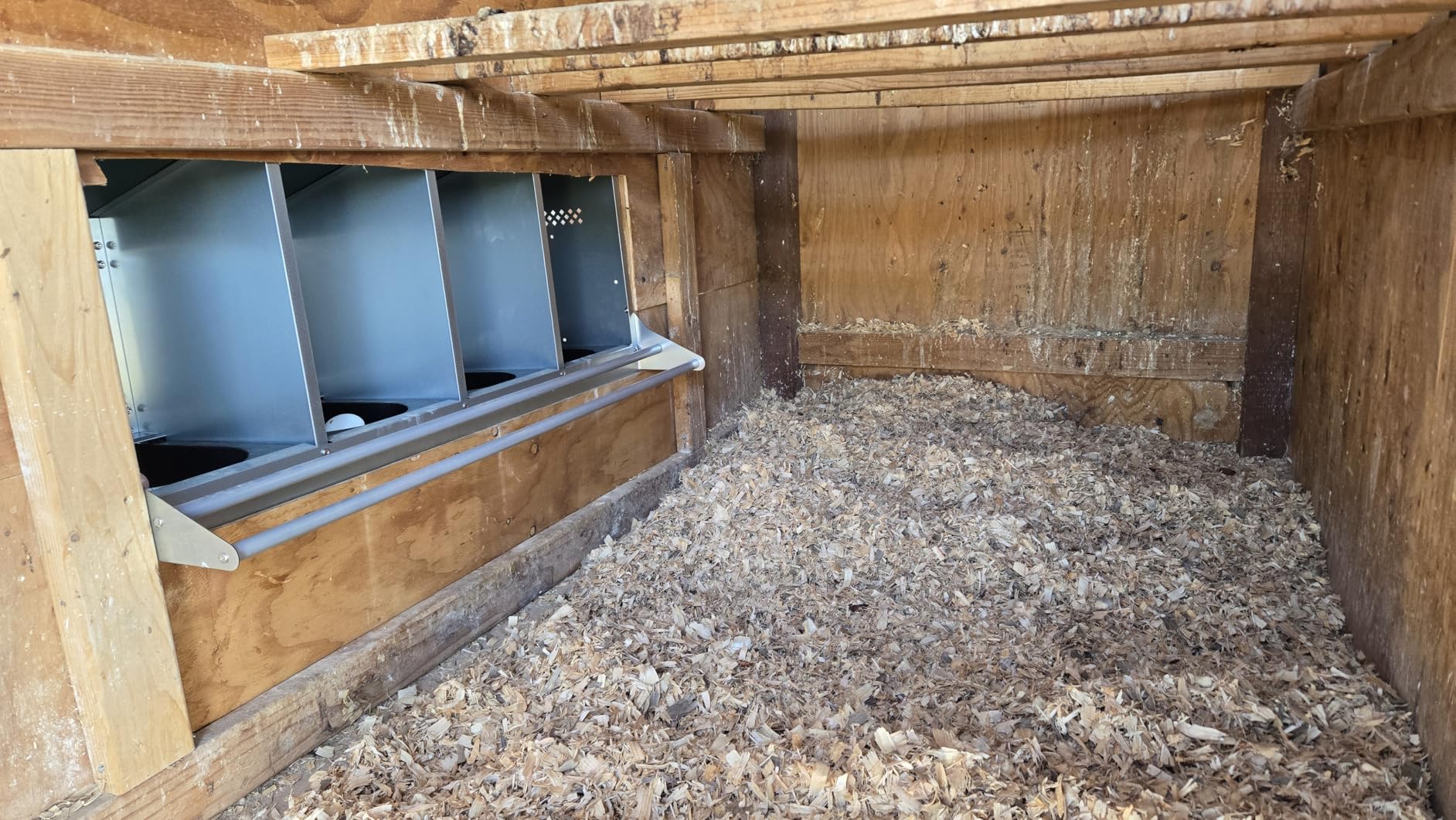 Chicken Nesting Box, 3 Holes Nesting Boxes, Heavy Duty Metal Laying Boxes, Roll Away Nesting Box Egg Collection Tray, with Roosting Pole for Chicken Coop(Green) customer photo 2