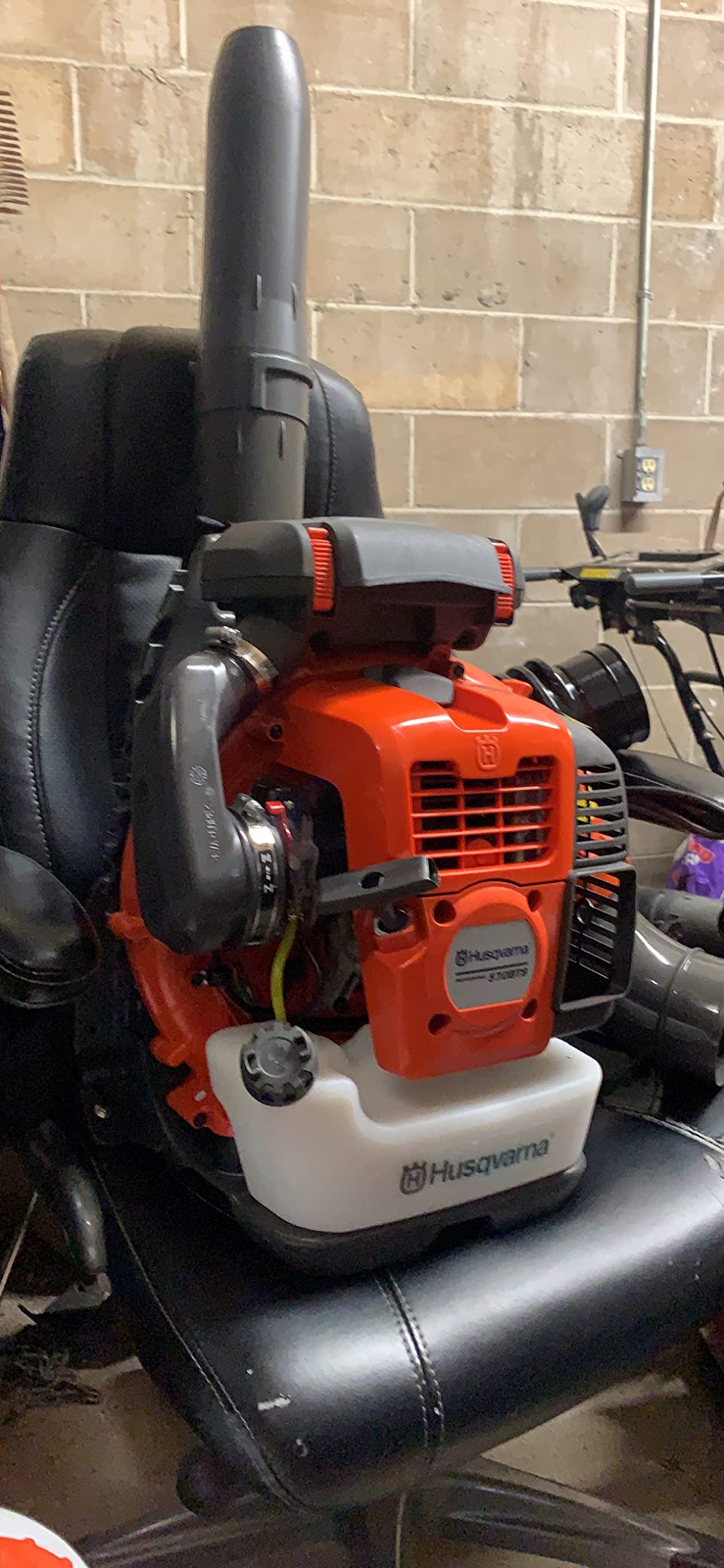Husqvarna 570BTS Backpack Leaf Blower, Ergonomic Design, Gas Leaf Blower customer photo 2