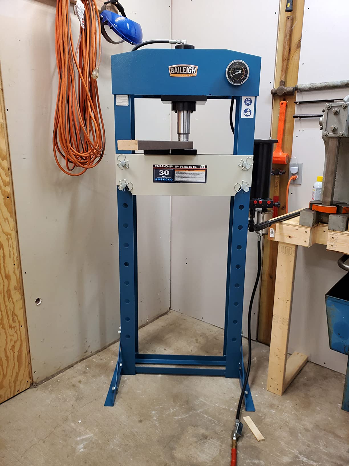Baileigh 30-Ton H-Frame Pneumatic Shop Press (Model HSP-30A) customer photo 1