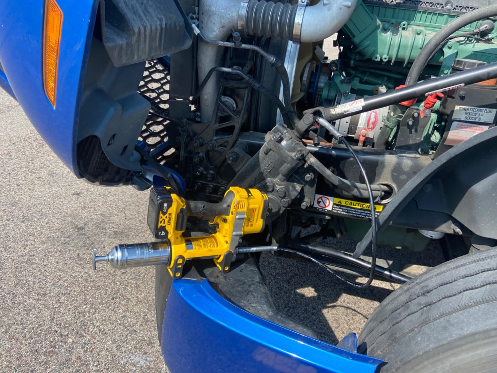 DEWALT Grease Gun Kit 20V MAX with 4.0Ah Battery and Charger, Cordless Grease Gun, LED Light, 42