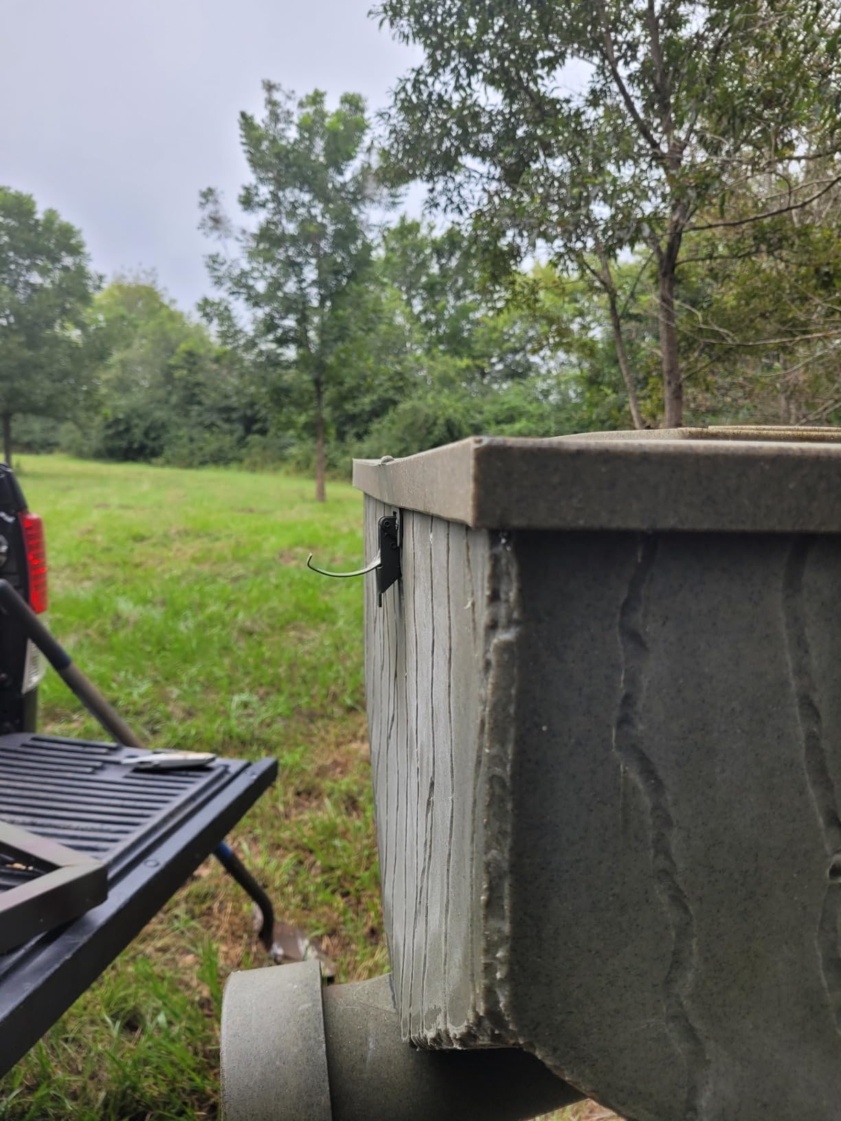 Banks Outdoors Gravity Fed Tree and Post Mountable Weatherproof Feed Bank Deer and Game Hunting Feeder with 40 Pound Capacity, Green customer photo 1