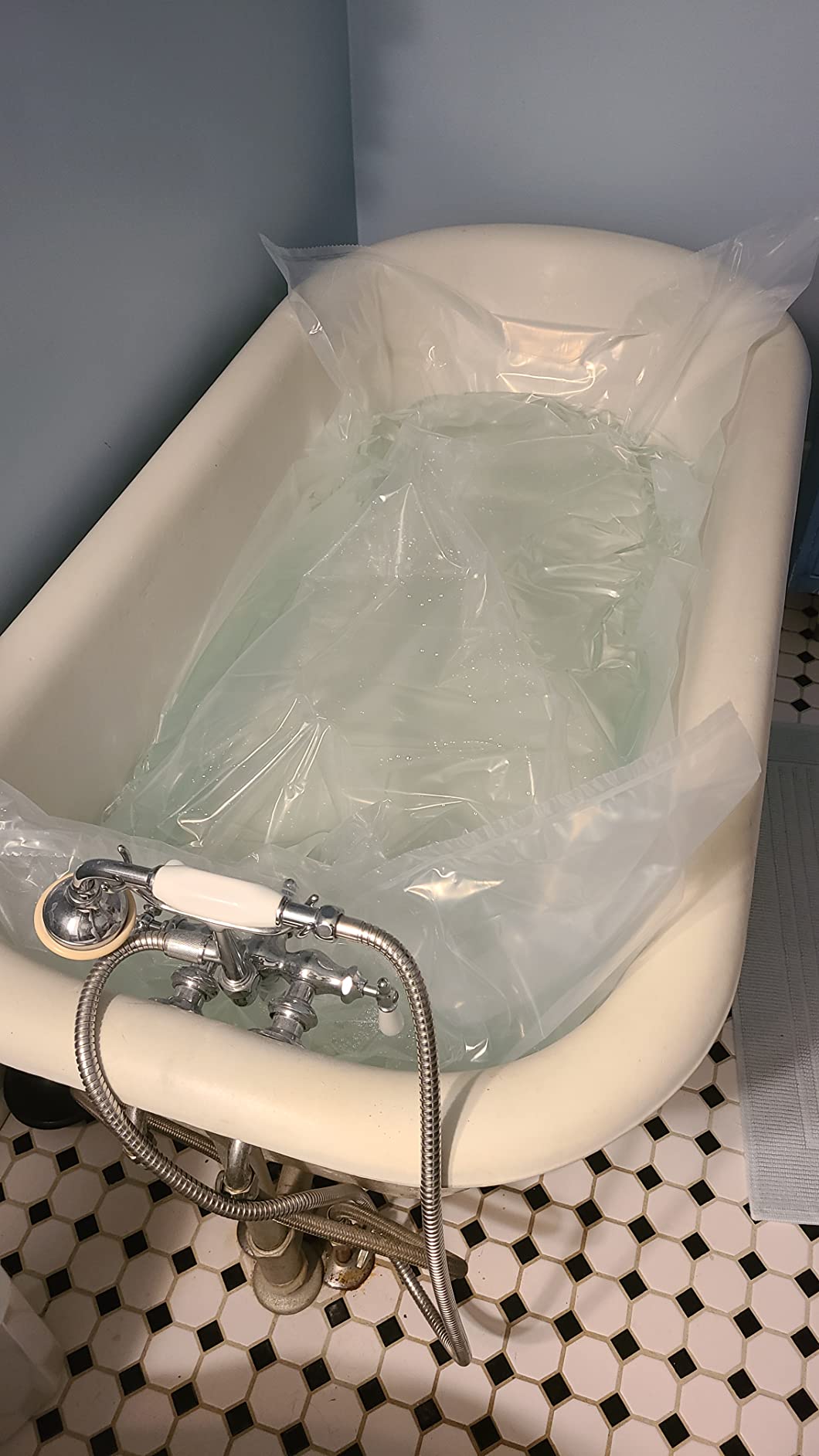 Made in USA - Emergency Bathtub Water Storage Bladder 65-100 Gallon Capacity - BPA Free- Food Grade Materials - Hurricane Disaster Preparedness Supply - Family Survival Supply (Bag) customer photo 1