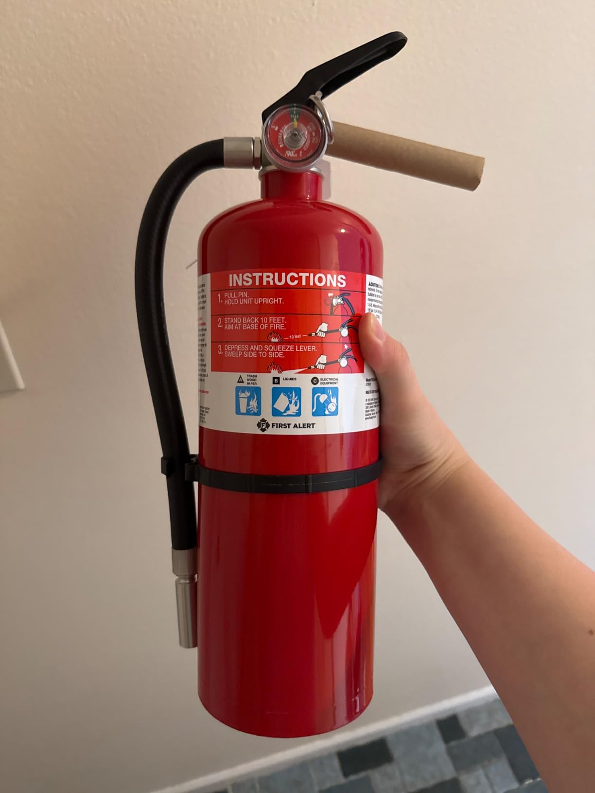 First Alert Fire Extinguisher for Home & Commercial Use, Heavy Duty Rechargeable Compliance Unit, UL RATED 2-A:10-B:C, HOME2PRO, Red, 1-Pack customer photo 2