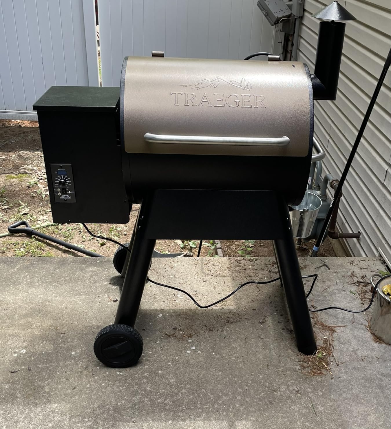 Traeger Pro 22 Wood Pellet Grill & Smoker, 572 Sq In, WiFi | 6-in-1 BBQ versatility, meat probe, 450°F max, 18 lb hopper - grill, smoke, bake, roast, braise & BBQ customer photo 1