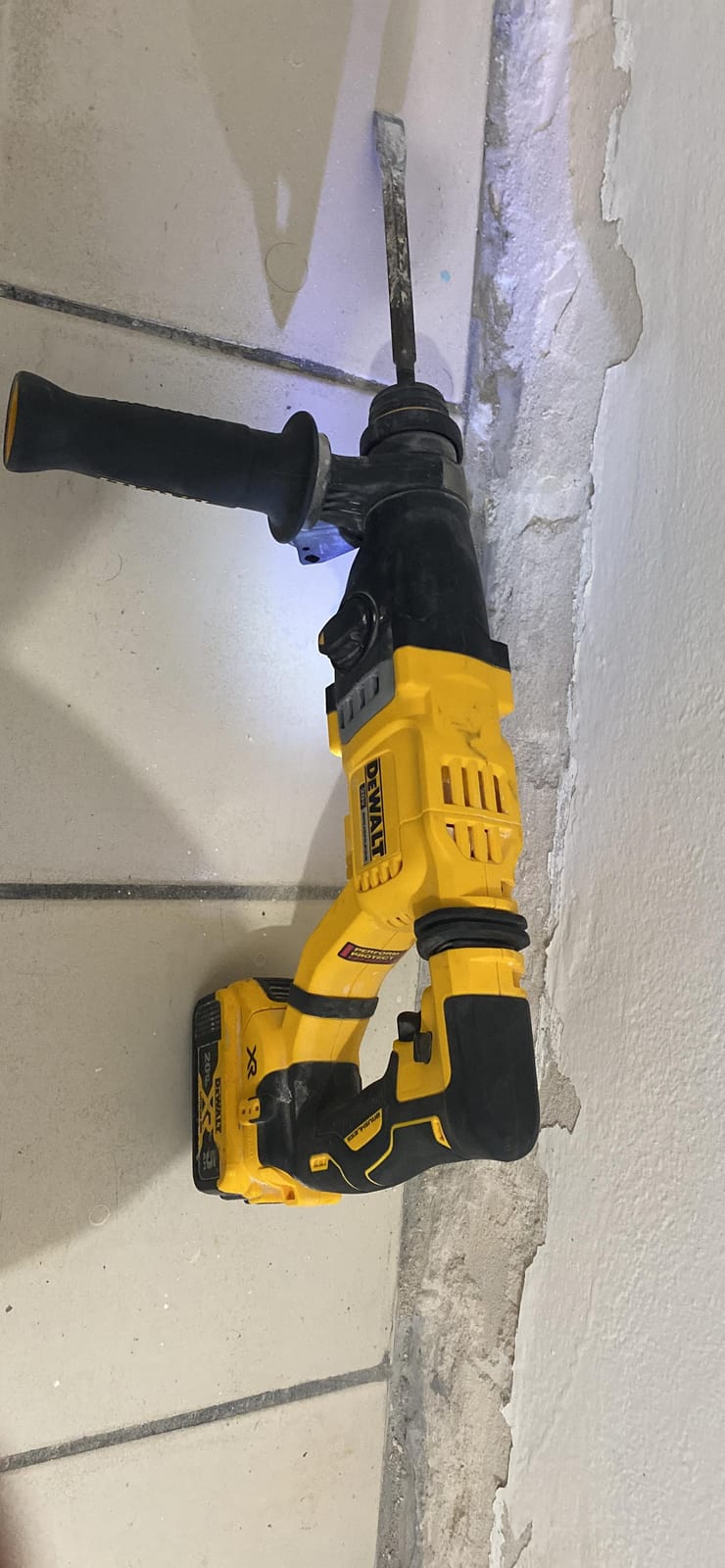 DEWALT 20V MAX Rotary Hammer, SDS Plus, 1-1/8-Inch, Tool Only (DCH263B) customer photo 1