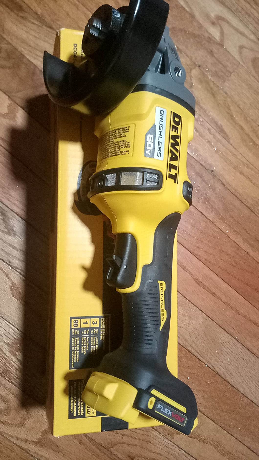 DEWALT FLEXVOLT 60V MAX* Angle Grinder with Kickback Brake, 4-1/2-Inch to 6-Inch, Tool Only (DCG418B) customer photo 2