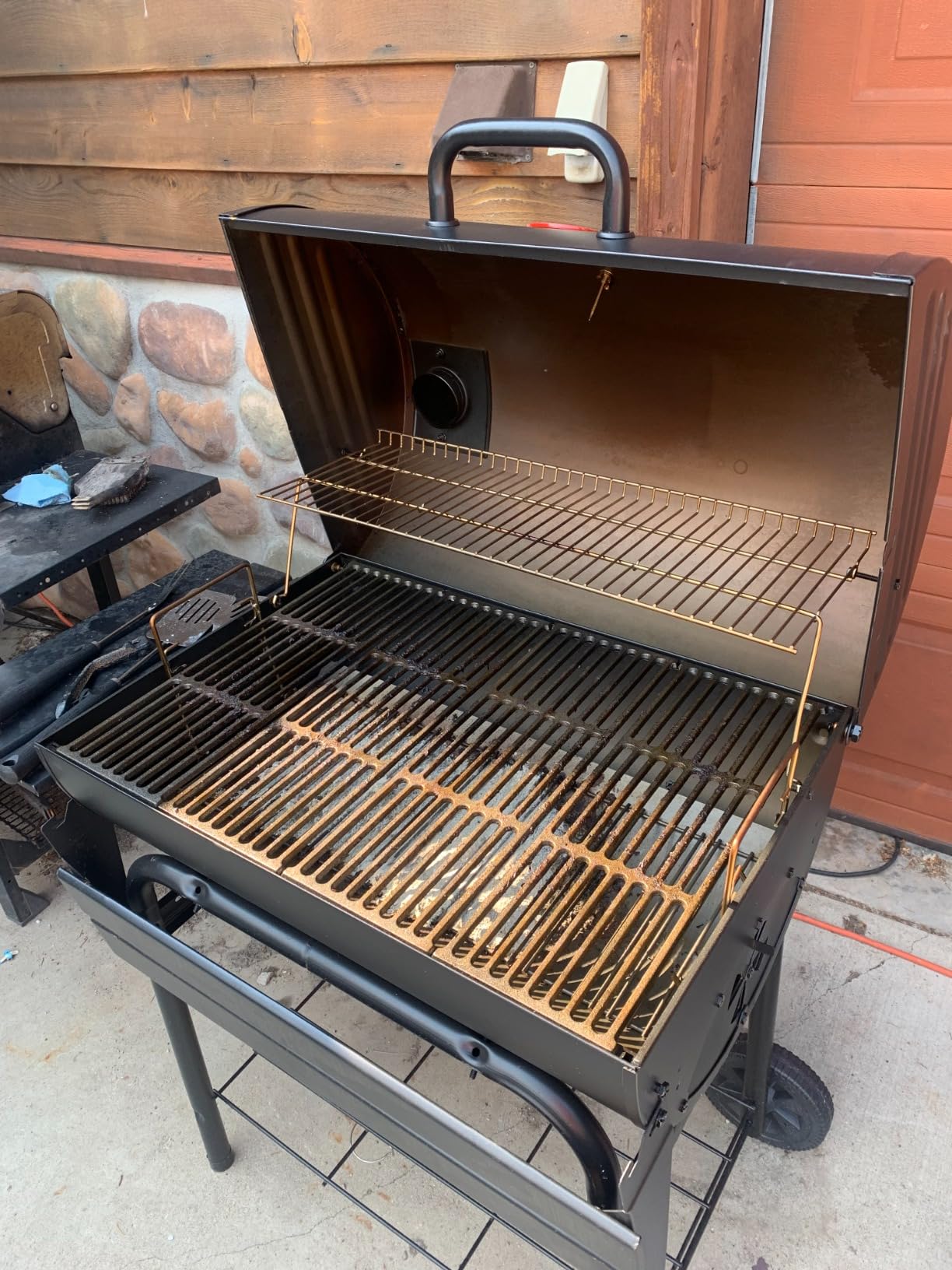 Char-Griller Pro Deluxe Charcoal Barrel Grill, EasyDump Ash Pan, 850 Square Inches of Cooking Space, Model E2827 customer photo 1