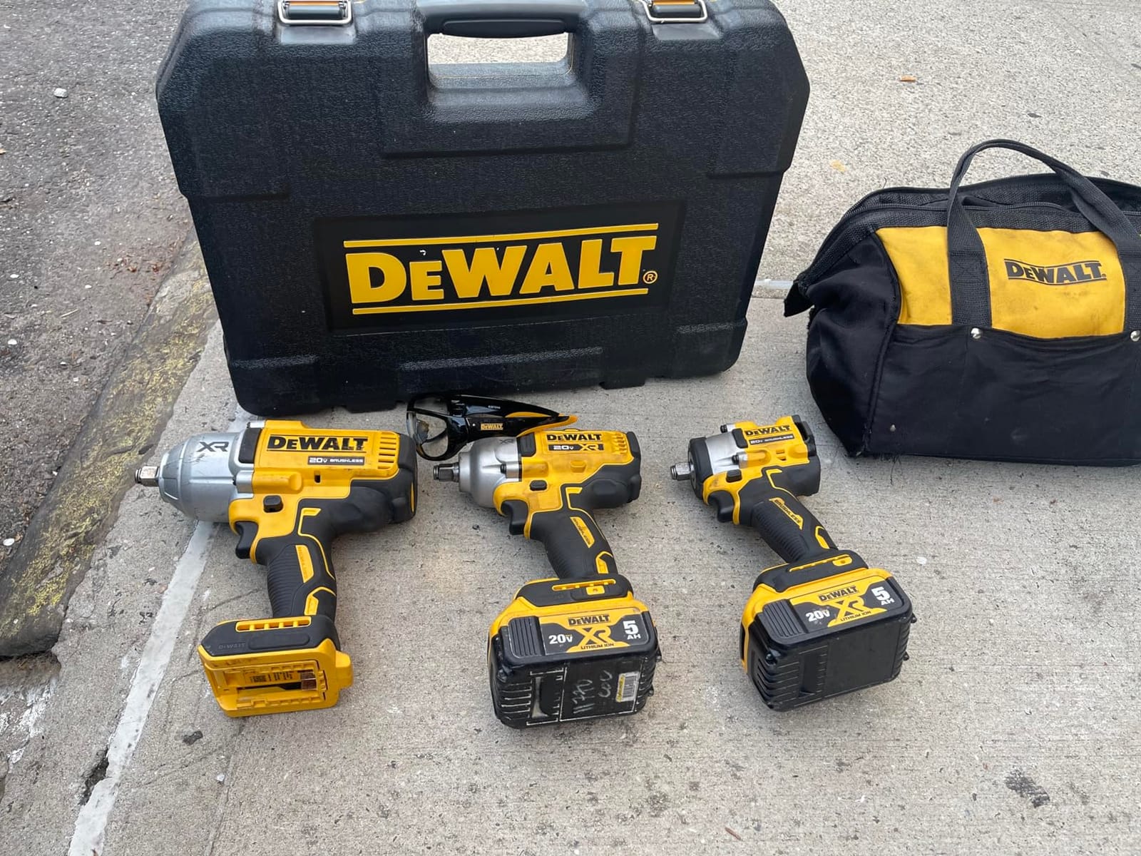 DEWALT ATOMIC 20V MAX* 1/2 in. Cordless Impact Wrench with Hog Ring Anvil (Tool Only) (DCF921B) customer photo 1