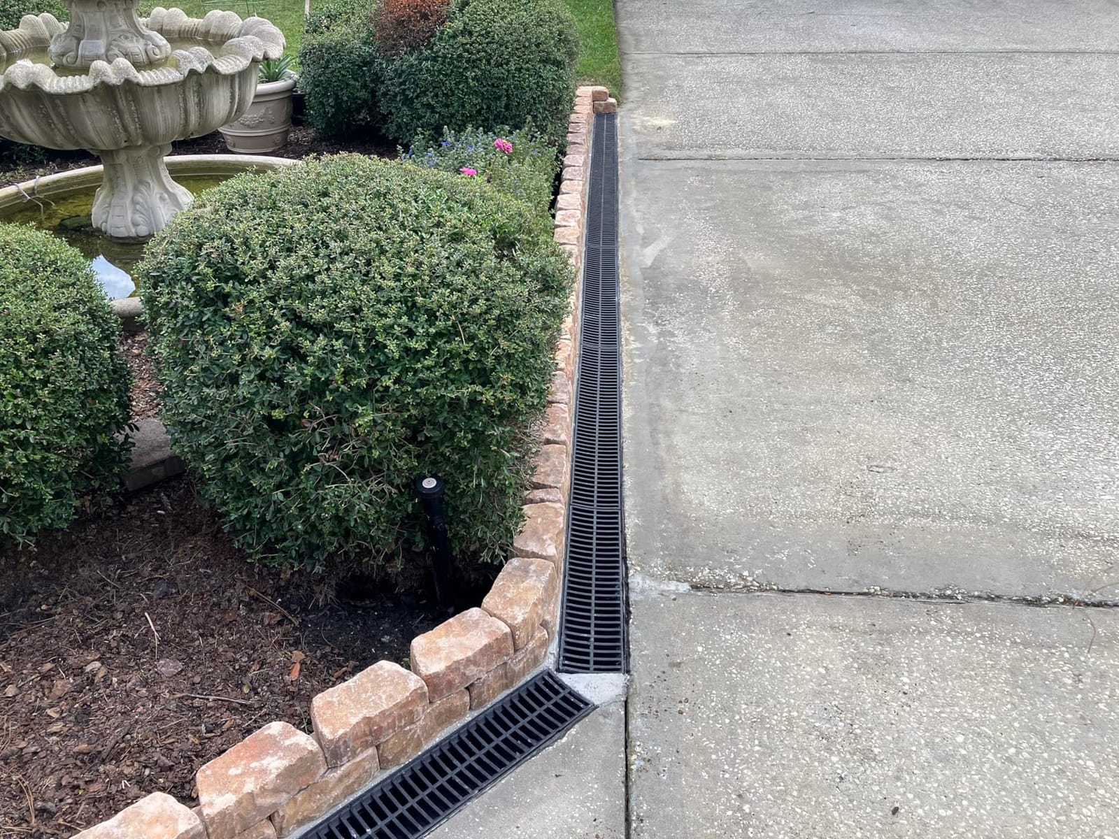 VEVOR Trench Drain System Channel Drain 5.9x5.1-Inch HDPE Drainage Trench | Black Plastic Garage Floor Drain with Plastic Grate, 6x39 Trench Drain Grate, with 6 End Caps, for Garden, Driveway-6 Pack customer photo 1