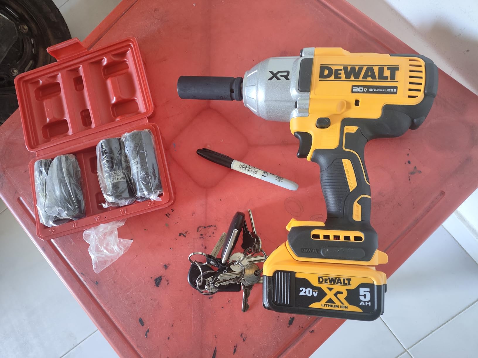 DEWALT 20V MAX Cordless Impact Wrench, 1/2 Impact Gun, 4-Speed High Torque with Hog Ring Anvil and LED Light, Brushless Motor, Precision Wrench, Tool Only (DCF900B) customer photo 2