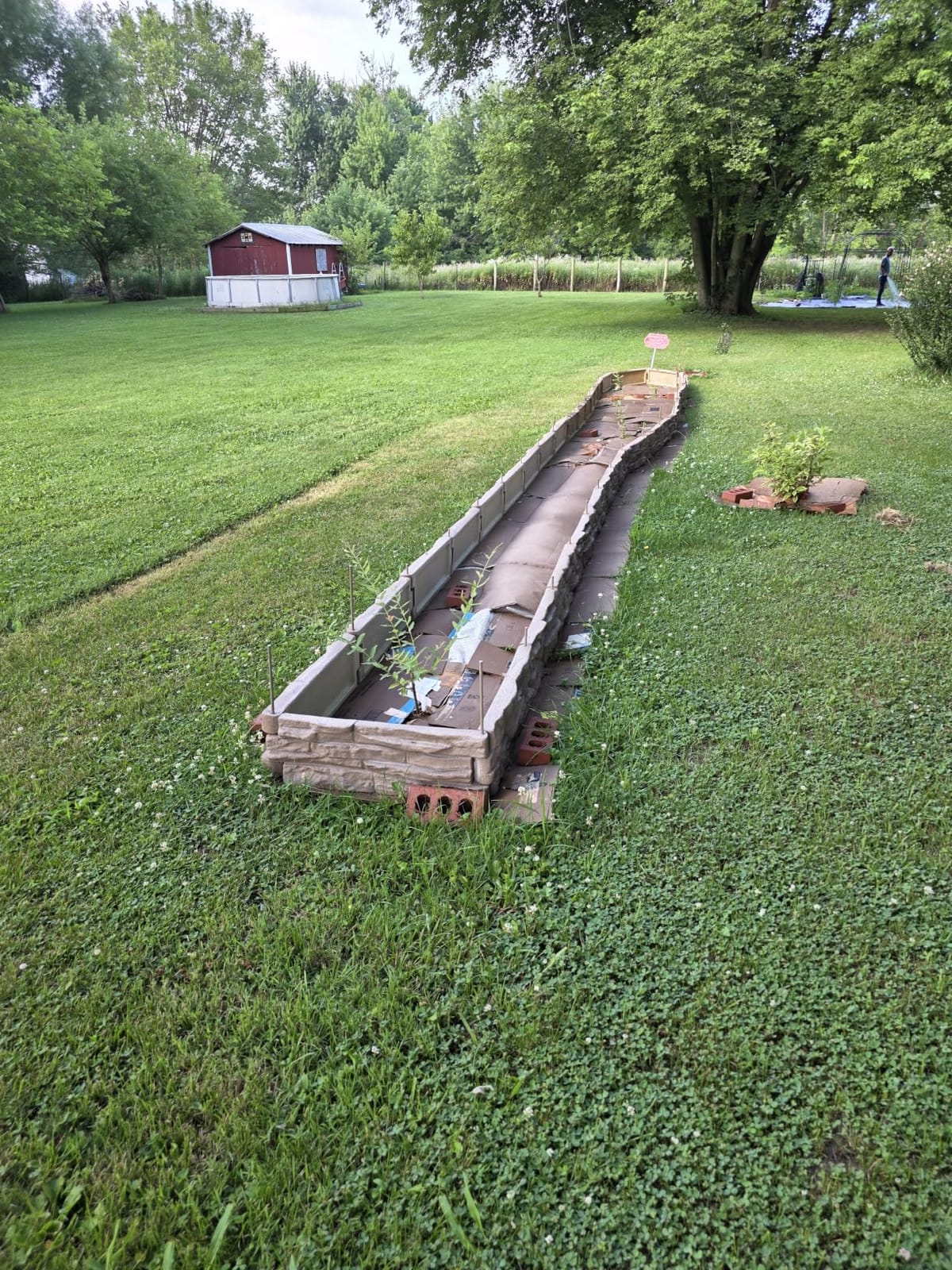 Beuta Landscape Edging | Garden Edging Border | Polyrock Bricks for Lawn Edging, Flower beds, Pathways & Yard Edging - 1 Pack | Each Section Has 6 Bricks 48