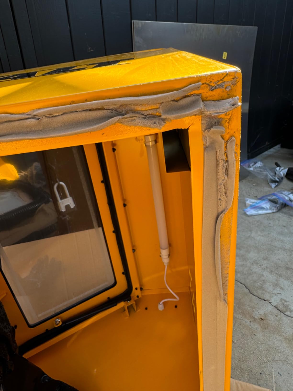 DEWALT Abrasive Blast Cabinet, Modular Standalone or Benchtop Sand Blasting Cabinet 20 CFM @ 90 PSI, Max Pressure 125 PSI (DXCM009-0370) customer photo 2