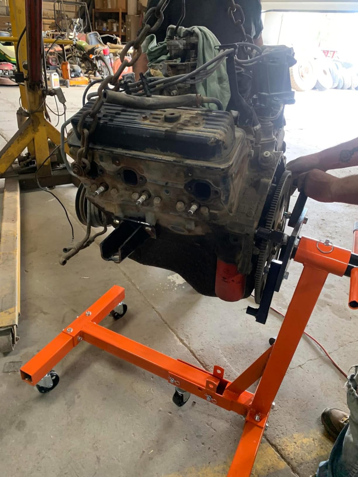 VEVOR Engine Stand, 3/4 Ton (1500 LBS) Capacity Engine Motor Stand, with 360-Degree Rotating Head, Heavy-Duty Steel Engine Lift Stand with 5-Casters, 4 Adjustable Arms, Orange customer photo 1