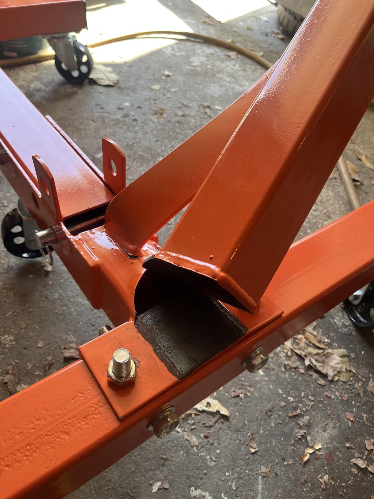 VEVOR Engine Stand, 3/4 Ton (1500 LBS) Capacity Engine Motor Stand, with 360-Degree Rotating Head, Heavy-Duty Steel Engine Lift Stand with 5-Casters, 4 Adjustable Arms, Orange customer photo 2
