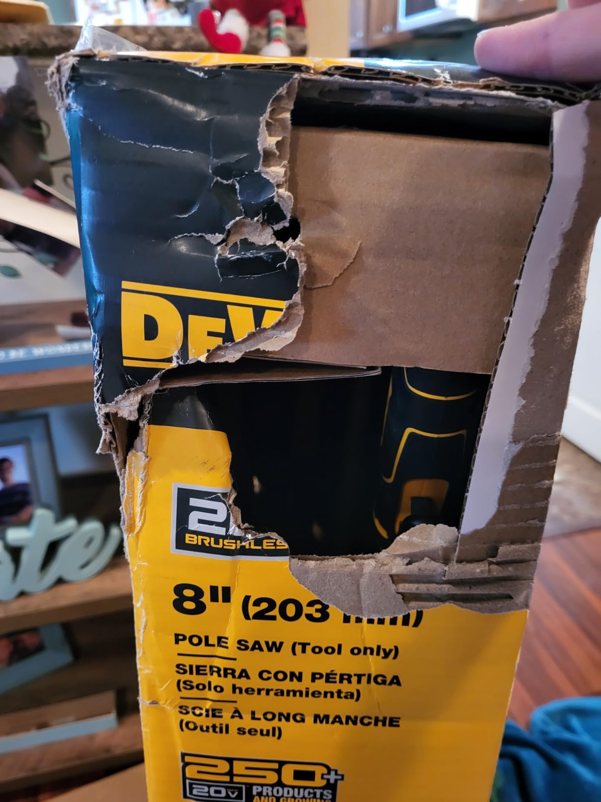 DEWALT 20V MAX XR Brushless Cordless Pole Saw and 20V MAX 4Ah Battery and Charger Starter Kit Bundle (DCPS620BDCB240C) customer photo 2