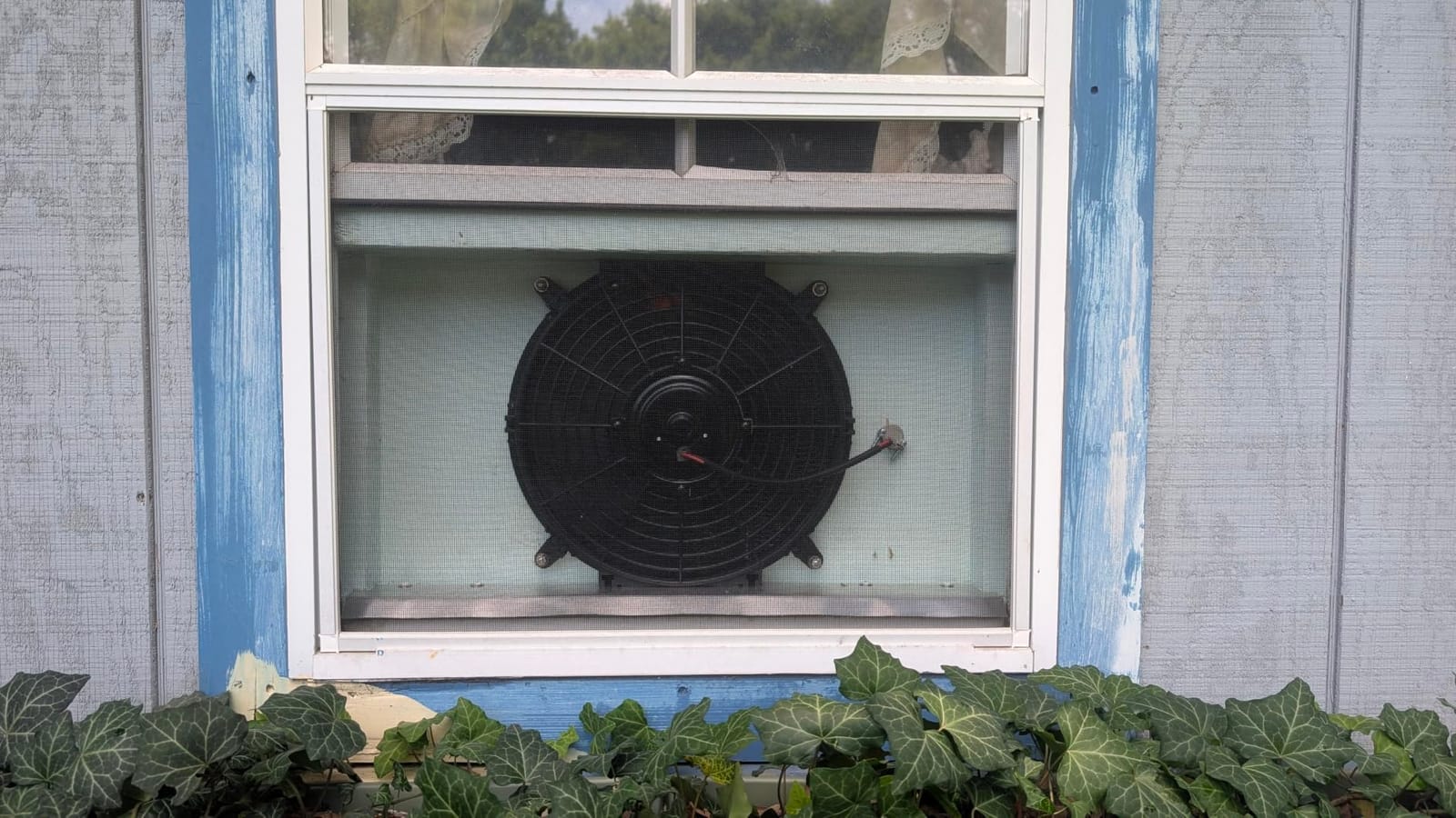 VEVOR Gable Mount Fan, 12 Inch Solar Power Attic Exhaust Fan with Adjustable Thermostat & Outer Mesh, 1300 CFM House Ventilator Cools Up to 1850 Sq.Ft, Quiet Ventilation for Roof, Garage, Shop customer photo 1