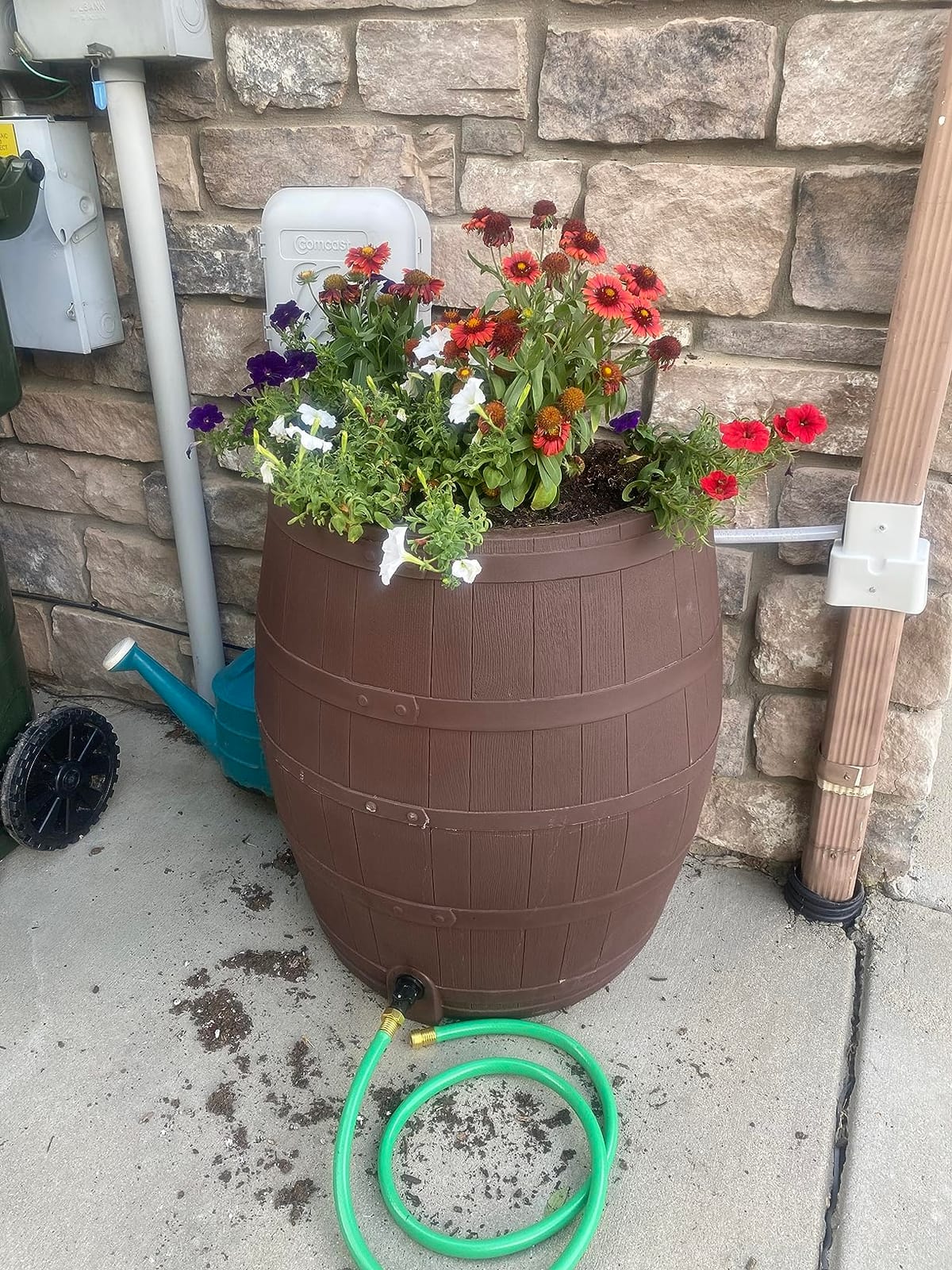 Rescue 50-Gallon Whiskey Rain Barrel – Includes Planter, Rain Water Diverter, Outlet Hose – Flatback Design – Brown customer photo 2
