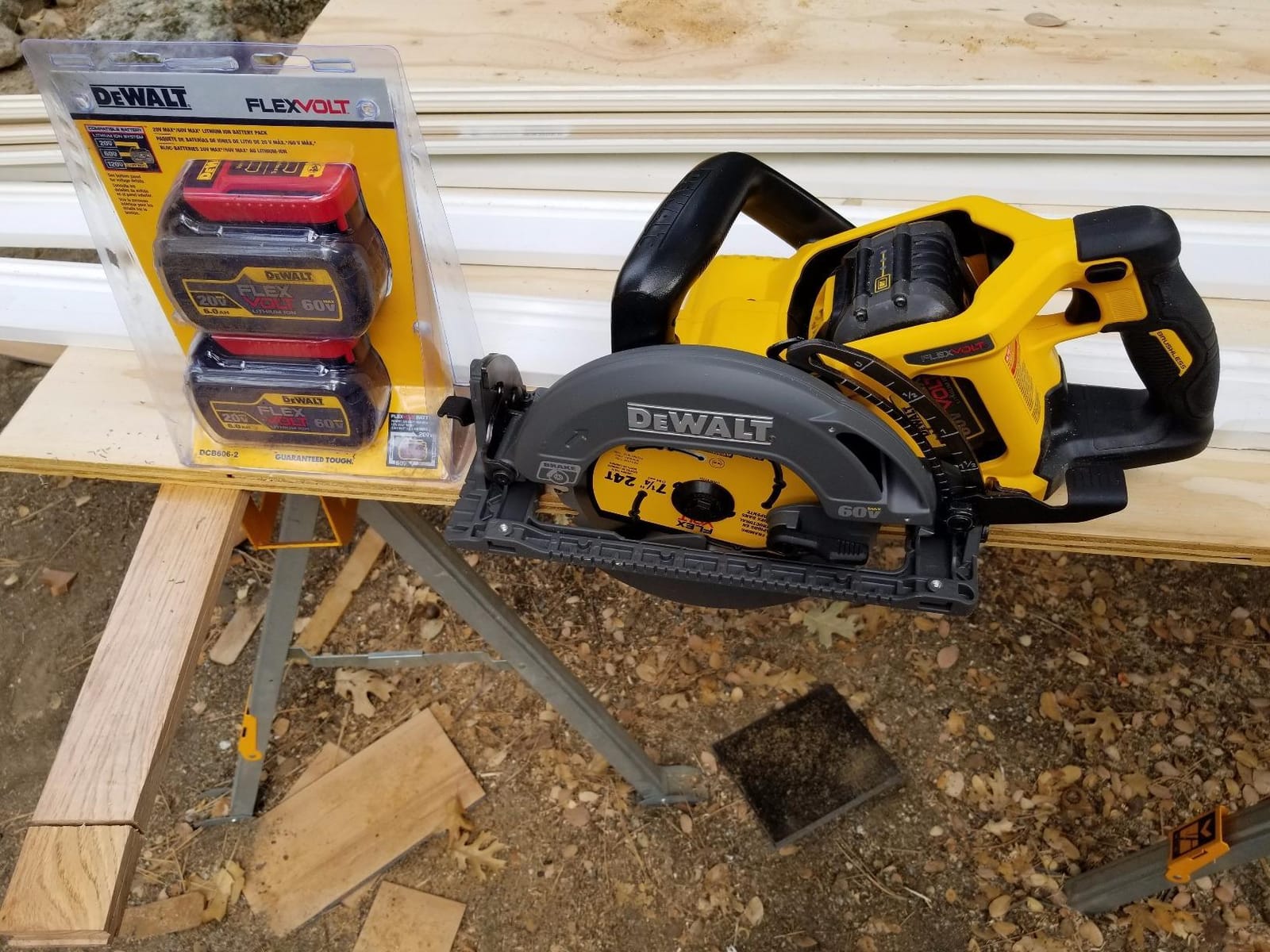 DEWALT FLEXVOLT 60V MAX* Circular Saw for Framing, 7-1/4-Inch, Tool Only (DCS577B) customer photo 1