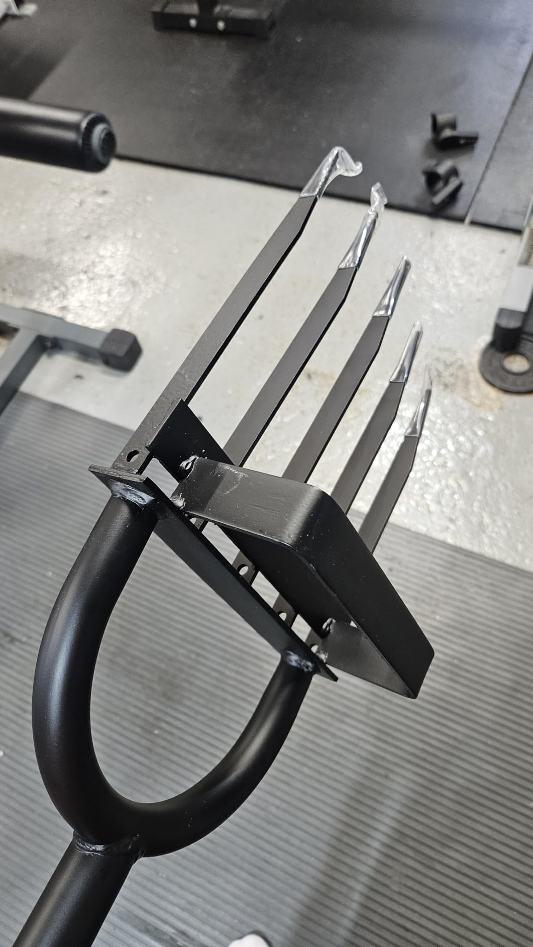 5-Tine Heavy Duty Pitch Fork for Gardening - Long Handled Digging Fork Garden Claw Weeder customer photo 1