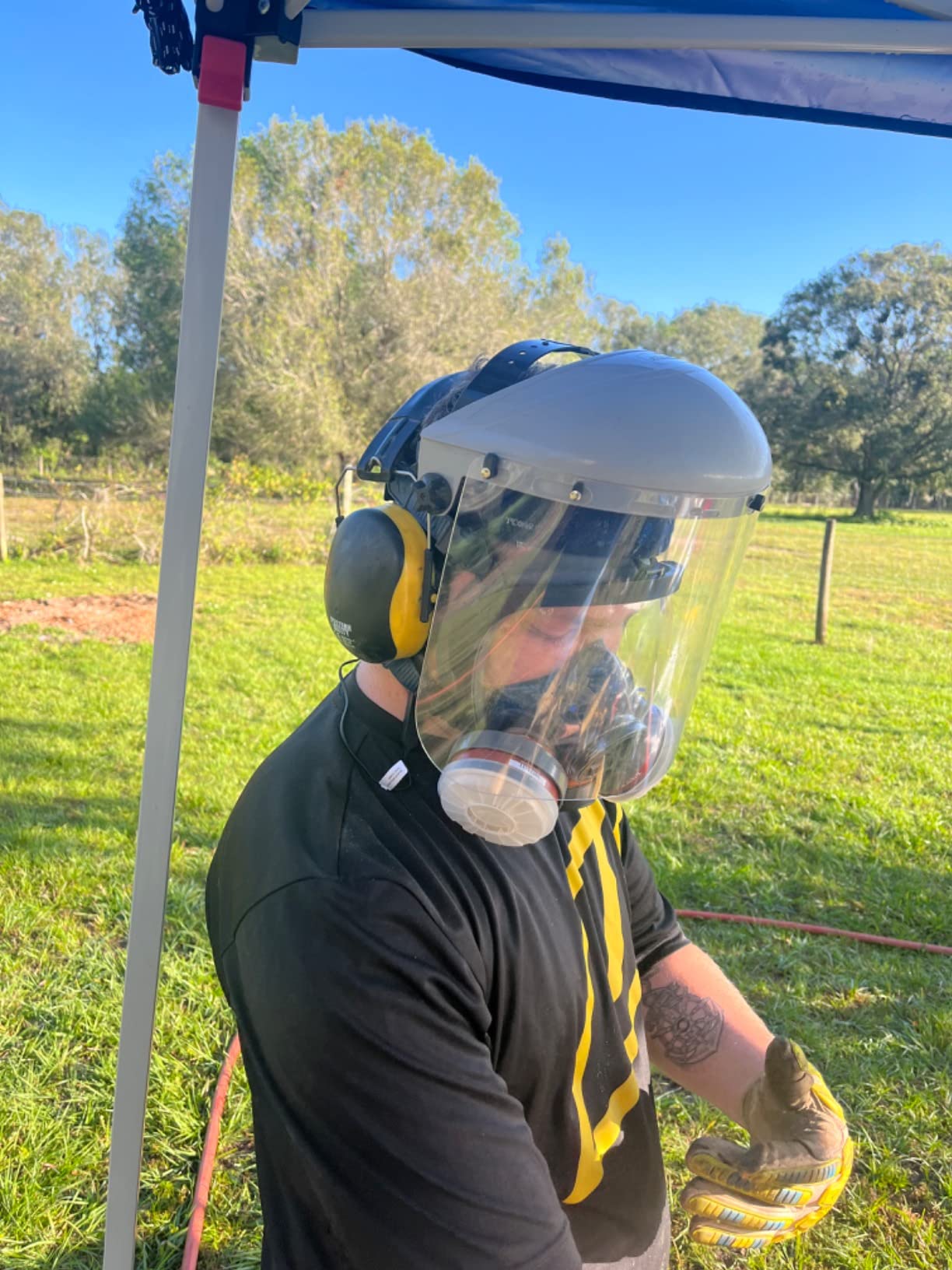 Full Face Organic Vapor Respirator - Protective Eye & Nose Shield with Anti-Fog Heavy Duty Lens & Adjustable - Chemical, & Particulate Respirator. Includes 2 Filter Cartridges - Industrial Grade customer photo 1