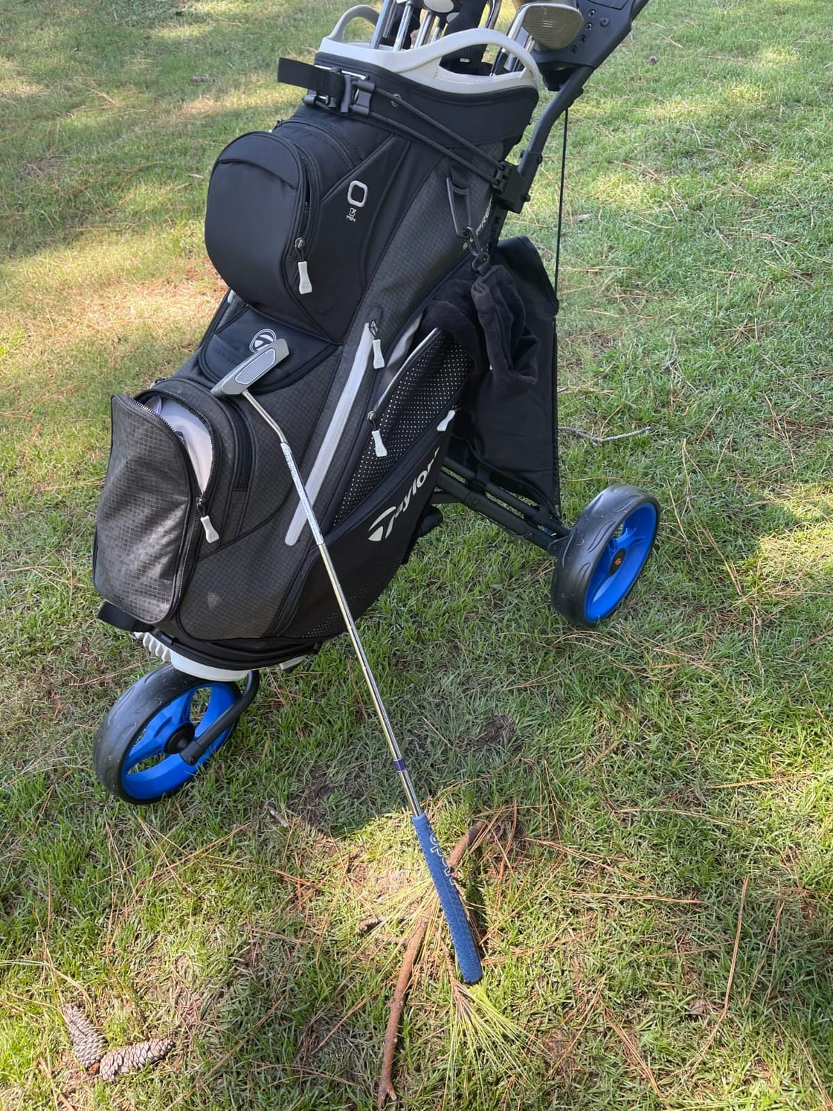 Tangkula Golf Push Pull Cart, Lightweight Aluminum Collapsible 3 Wheels Push Cart, Golf Trolley with Elastic Strap, Umbrella & Cup Holder, Scoreboard Storage & Foot Brake, Golf Cart customer photo 1