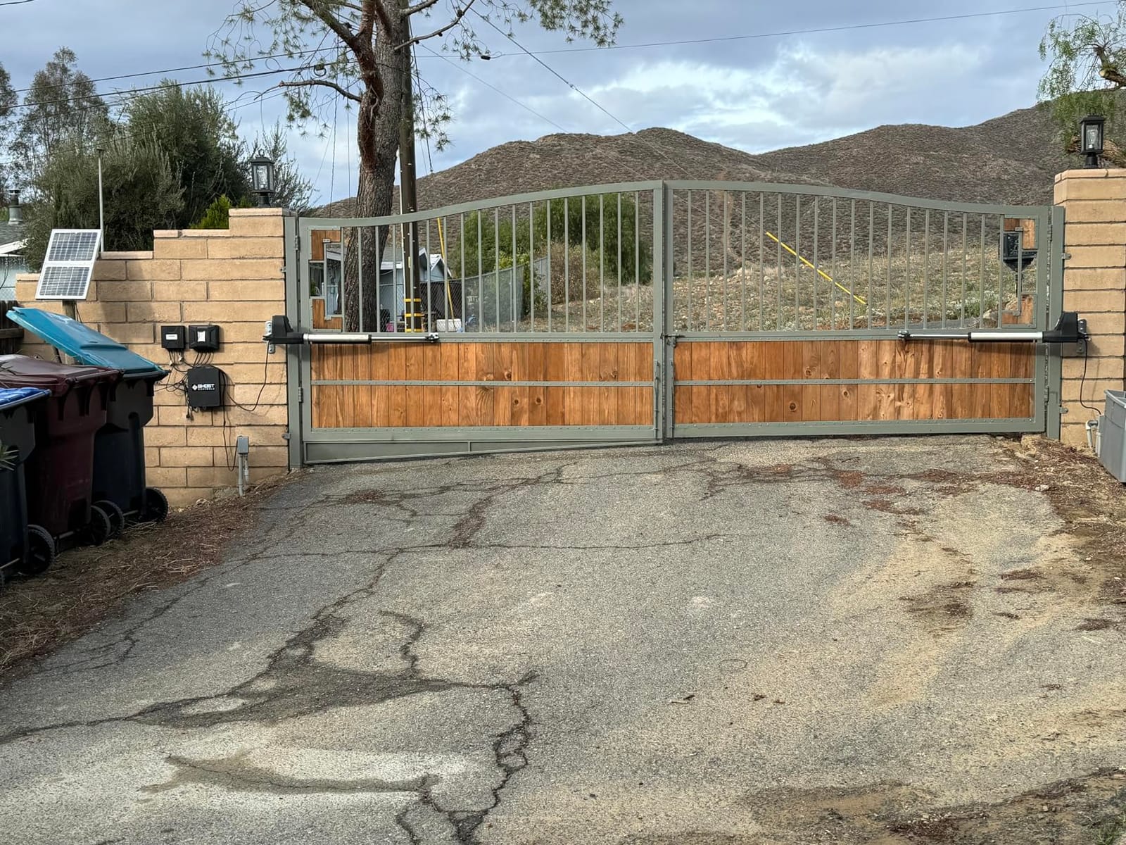 TOPENS AT6132S Solar Dual Swing Gate Opener Medium Duty customer photo 2
