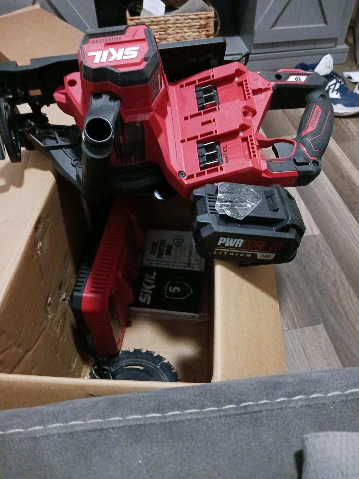 SKIL 2x20V PWR CORE 20 Brushless 7-1/4” Rear Handle Circular Saw Kit Includes Two 5.0Ah Batteries and Dual Port Auto PWR Jump Charger-CR5429B-20, Red customer photo 2