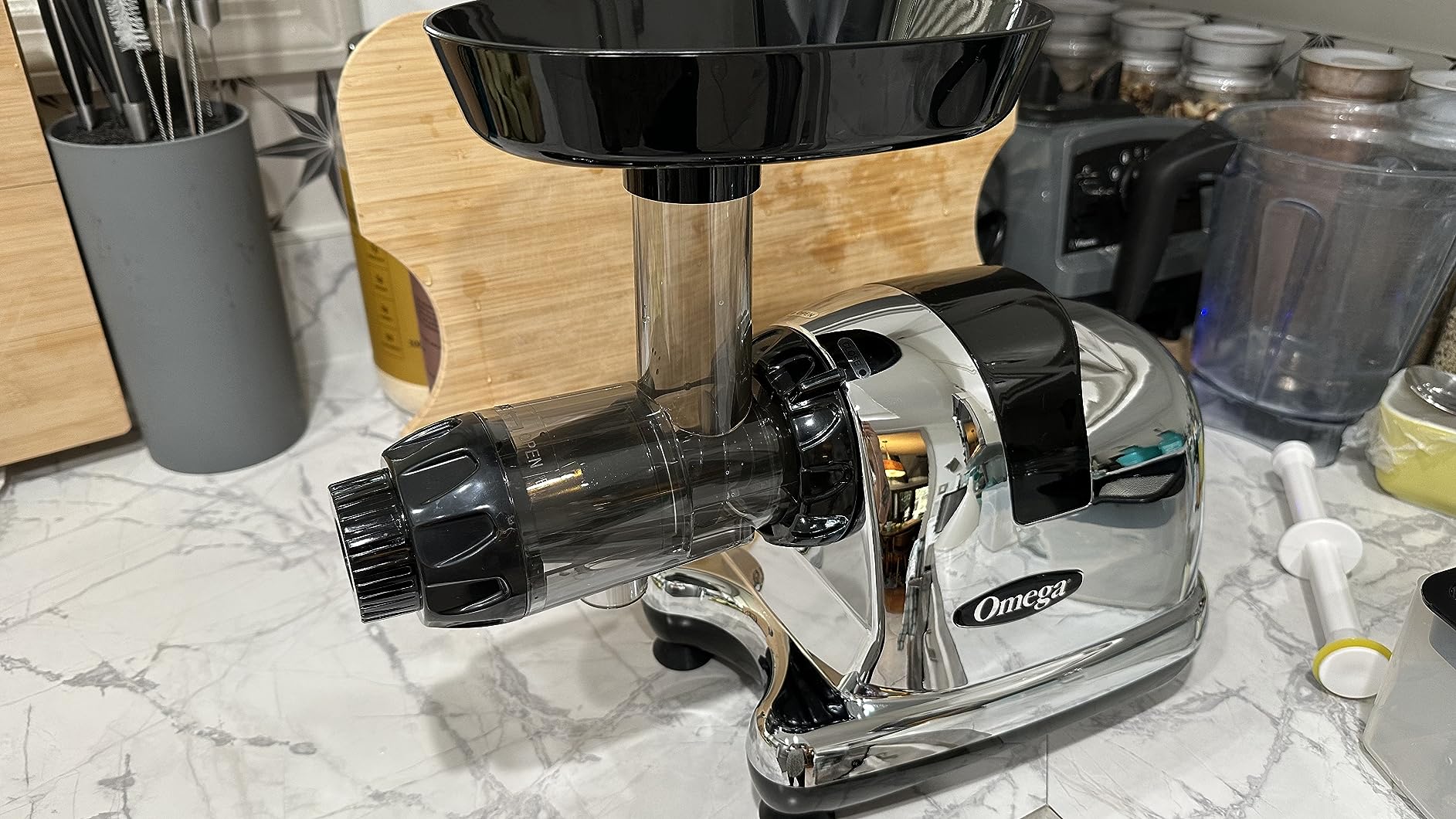 Omega Cold Press Juicer Machine, All-in-One Nutrition System for Vegetable and Fruit Juice, Nut Butter, Baby Food, Pasta and Sorbets, Triple-Stage 80-RPM Slow Masticating Juicer, 200-Watts, Black customer photo 2