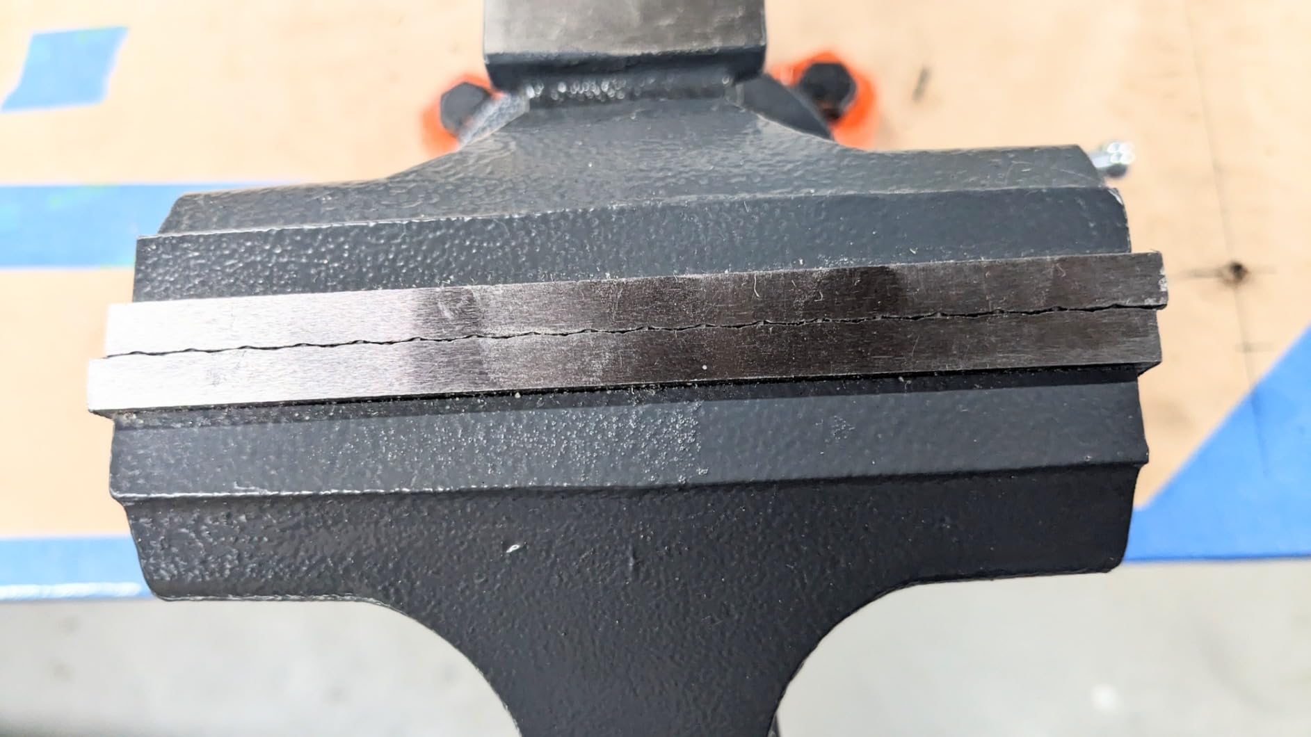 VEVOR Bench Vise, 6-inch Jaw Width 5.9-inch Jaw Opening, 360-Degree Swivel Locking Base Multipurpose Vise w/Anvil, Heavy Duty Ductile Iron Workbench Vise w/Bolts & Nuts, for Drilling, Pipe Cutting customer photo 1