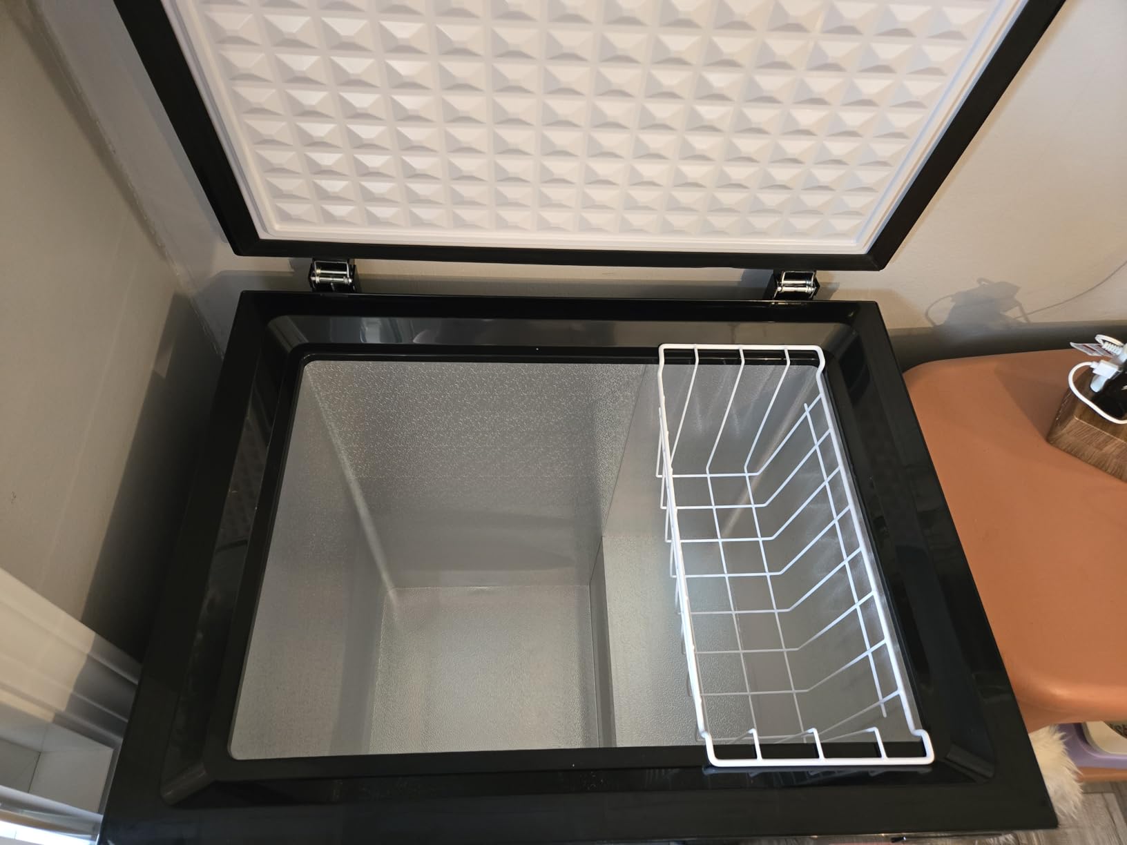 FRIGIDAIRE EFRF9003 Chest Deep Freezer, 9 Cu. Ft. Class, WhiteAdjustable Thermostat-Removable Vinyl Coated Wire Basket-Easy Defrost Drain, 9-10CF, White customer photo 1